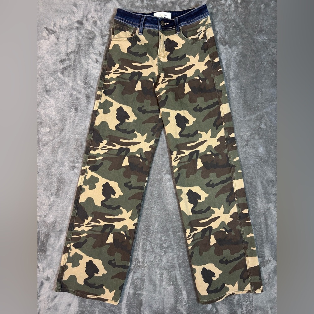Risen Jeans Women’s Size 0/24 Green Camo Mid Rise Straight Wide Leg Jeans